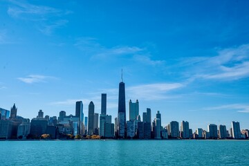 Obraz premium The Skyline of Downtown Chicago, IL along Lake Michigan on a Sunny Day