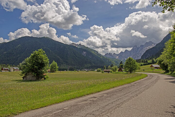 vista panoramica su un bellissimo ambiente di montagna dai colori brillanti nel Friuli Venezia Giulia nord orientale, di giorno, in estate