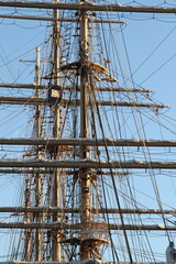 帆船のマストとロープ