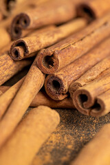 whole spice cinnamon and powdered cinnamon on the table