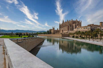 Obraz premium Cathedral of Santa Maria of Palma, La Seu wide angle shot with lake in front, Palma de Mallorca, Spain