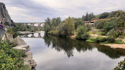 Fototapeta premium Le pont enjambant l'Ardèche à Vogüé