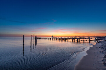 Fototapeta premium Zum Sonnenaufgang am Strand von Zingst an der Ostsee.