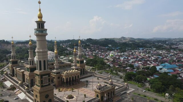 Aerial view of Baitul Muttaqien Mosque, the biggest mosque and islamic center in Samarinda, East Kalimantan, Indonesia. Located on the banks of the Mahakam River.