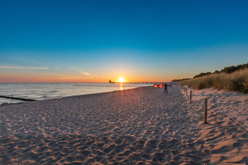 Zum Sonnenaufgang am Strand von Zingst.