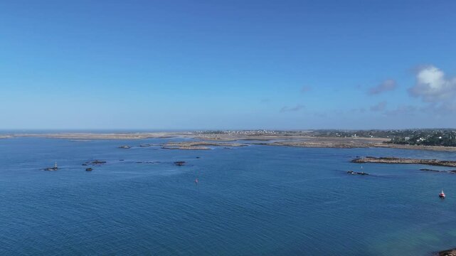 Vid&eacute;os en drone de l'&icirc;le Milliau, situ&eacute;e sur la c&ocirc;te de granit rose en Bretagne. Ces vues a&eacute;riennes capturent la beaut&eacute; sauvage de l'&icirc;le, entour&eacute;e d&rsquo;eaux turquoise et parsem&eacute;e de rochers de granit aux
