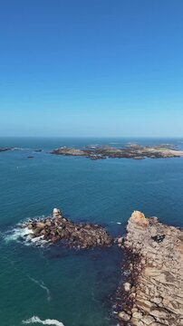 Vid&eacute;os en drone de l'&icirc;le Milliau, situ&eacute;e sur la c&ocirc;te de granit rose en Bretagne. Ces vues a&eacute;riennes capturent la beaut&eacute; sauvage de l'&icirc;le.