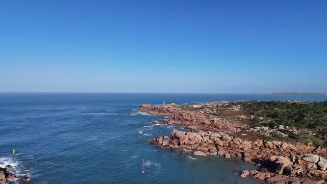 Vid&eacute;os en drone de la c&ocirc;te de granit rose &agrave; Ploumanac'h, en Bretagne. Ces vues a&eacute;riennes montrent les formations rocheuses aux teintes ros&eacute;es, sculpt&eacute;es par le vent et les vagues, offrant un spectacle
