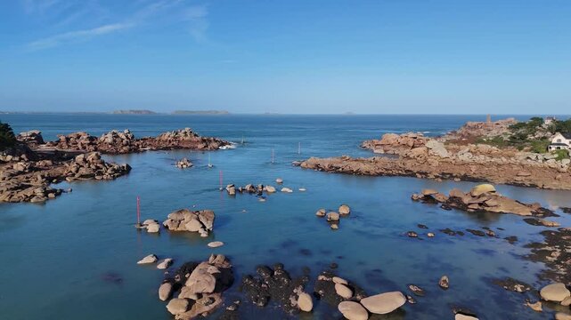 Vid&eacute;os en drone de la c&ocirc;te de granit rose &agrave; Ploumanac'h, en Bretagne. Ces vues a&eacute;riennes montrent les formations rocheuses aux teintes ros&eacute;es, sculpt&eacute;es par le vent et les vagues, offrant un spectacle
