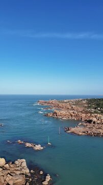 Vid&eacute;os en drone de la c&ocirc;te de granit rose &agrave; Ploumanac'h, en Bretagne. Ces vues a&eacute;riennes montrent les formations rocheuses aux teintes ros&eacute;es, sculpt&eacute;es par le vent et les vagues, offrant un spectacle