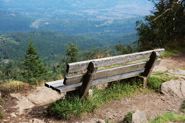 Fototapeta premium Bank am Mittagsplatzl im Bayerischen Wald, Bayern, Deutschland