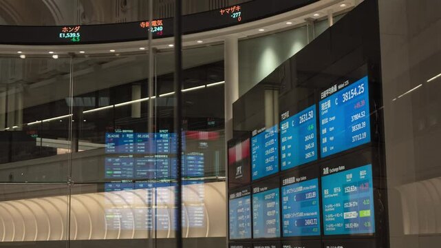 東京証券取引所の象徴的な相場表のある部屋