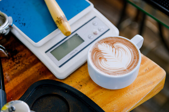 Hot chocolate is decorated with a pattern to make it look more premium.Using skills in making chocolate menus.Drink chocolate in the morning.