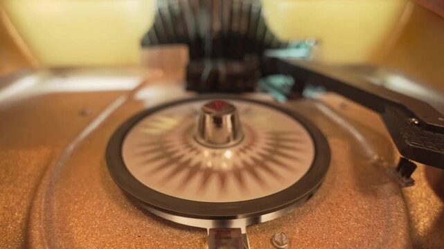 レトロなジュークボックスのディスクが交換されるところ