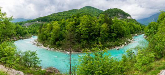 Prise panoramique d'un bras de la rivière Soča, en Slovénie, également appelée la rivière émeraude