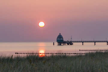 Zum Sonnenaufgang am Strand von Zingst an der Ostsee.