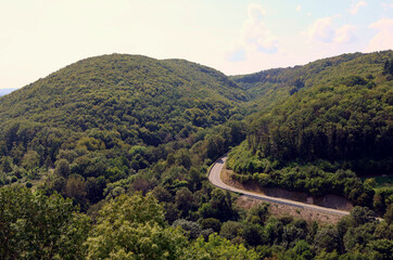 Landstra&szlig;e durch die h&uuml;gelige und bewaldete Landschaft des Naheland bei Kirn im Landkreis Bad Kreuznach.