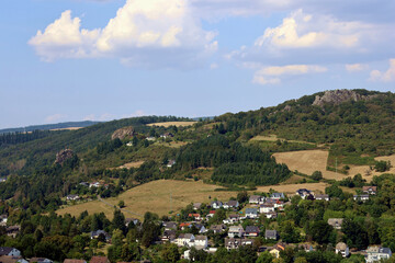 Fototapeta premium Aussicht in die hügelige Landschaft bei Kirn und die Felsgruppe Kirner Dolomiten von der Burgruine Kyrburg in Kirn im Landkreis Bad Kreuznach im deutschen Bundesland Rheinland-Pfalz. 