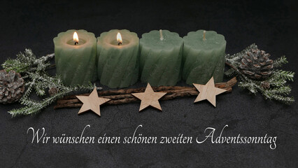 Zweiter Advent: Adventsdekoration mit grünen Adventskerzen.