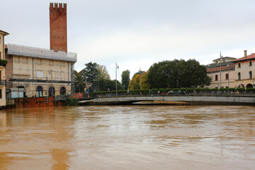 Obraz premium Bacchiglione River and the bridge in the historic center of Vicenza in Italy during the flood