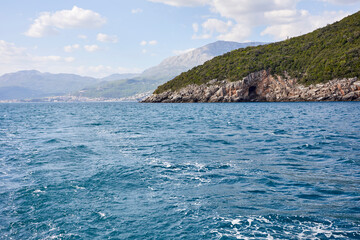 Naklejka premium Landscape with blue sea and green mountains
