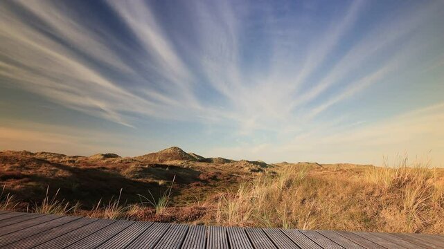 D&uuml;nenlandschaft mit Bohlenweg und Schleierwolken am Himmel, Strunwai, Amrum Video