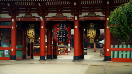 Fototapeta premium Massive, beautiful Japanese lanterns at Kaminarimon