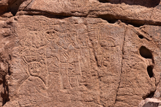 Petroglifos de Yerbas Buenas en el desierto de Atacama, Chile. Grabados rupestres testimonios de las actividades cotidianas y creencias de pueblos ancestrales como Diaguitas y Changos