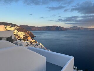 Obraz premium Santorini Clifftop Architecture with Aegean Sea View at Sunset