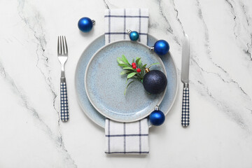 Obraz premium Table serving with mistletoe for Christmas dinner on white grunge background. Top view