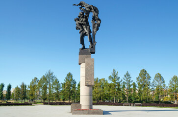 Obraz premium Monument to the Heroes of Firefighters on a sunny autumn day.