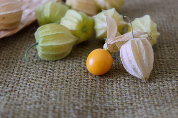 麻布の上に置いた食用ほおずき