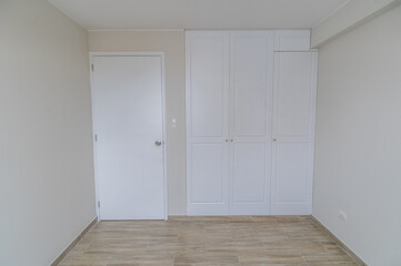 closet de habitacion moderna en departamento con piso de madera