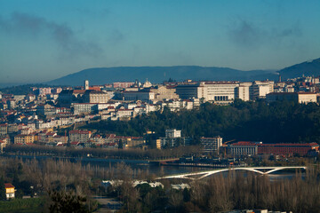 Obraz premium This panoramic image of Coimbra, Portugal, captures a stunning view of the historic city with its prominent architecture 
