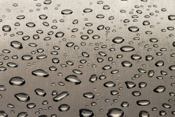 Gotas de agua sobre un fondo metálico