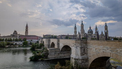 Obraz premium Puente de Piedra, zaragoza
