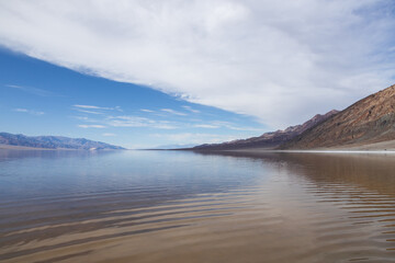 Obraz premium Lake Manly and salt flats at Badwater Basin in Death Valley National Park, California