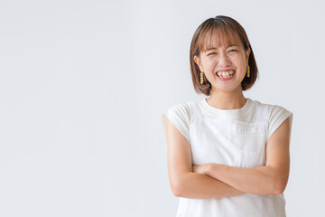 白背景の笑顔の女性