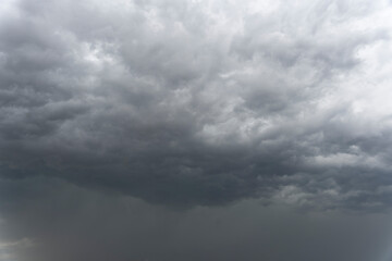 Nubes negras de Tormenta en el Horizonte a punto de llover