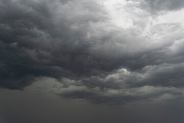 Nubes de Tormenta Amenazantes en el Horizonte de la Naturaleza