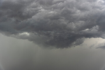 Cielo de Tormenta con Nubes Pesadas y Oscuras a punto de llover