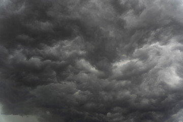 Vista Panorámica de Nubes negras de Tormenta cargadas de agua