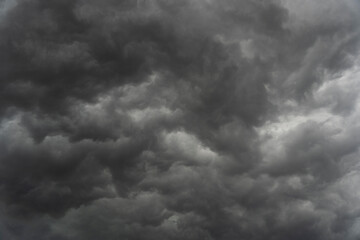 Dramático Horizonte con Nubes de Tormenta y Cielo amenazante y Oscuro