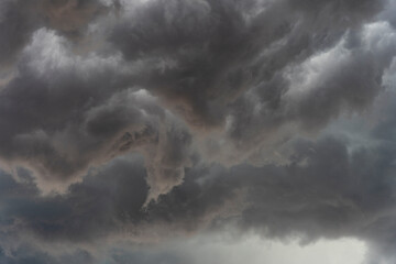 Tormenta Severa con Nubes Negras en las alturas