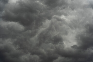 Paisaje de Tormenta con Nubes Negras y Cielo peligroso Amenazante