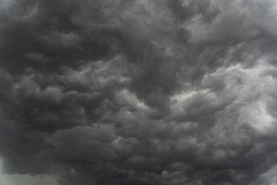 Vista Panor&aacute;mica de Nubes negras de Tormenta cargadas de agua