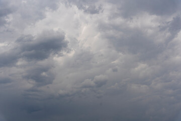 Dramática Tormenta con Nubes Negras y Relámpagos en el Horizonte