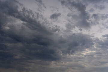 Dramático Paisaje de Tormenta con Nubes Oscuras y Relámpagos