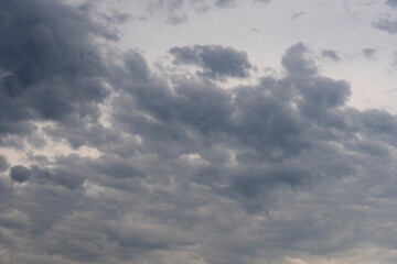 Formación de Tormenta en el Cielo: Nubes Oscuras y Dramáticas
