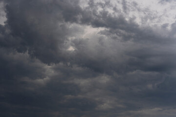 Cielo Amenazante con Nubes de Tormenta Oscuras